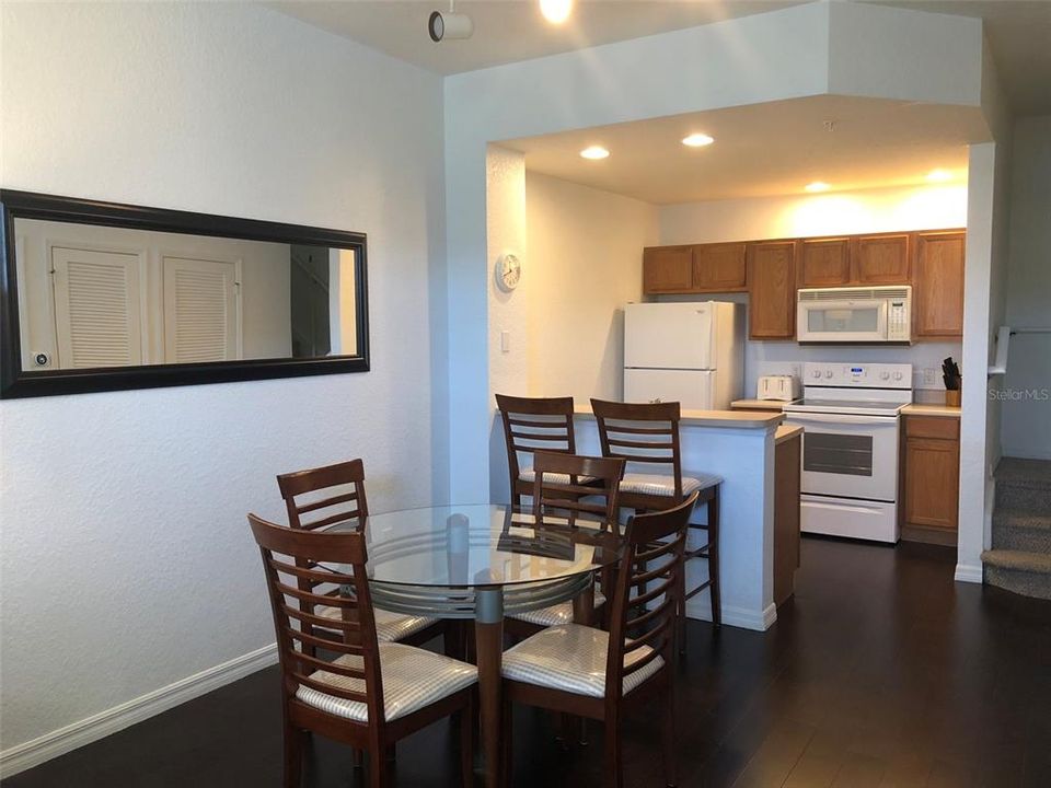 出租: $2,100 (3 贝兹, 2 浴室, 1296 平方英尺)