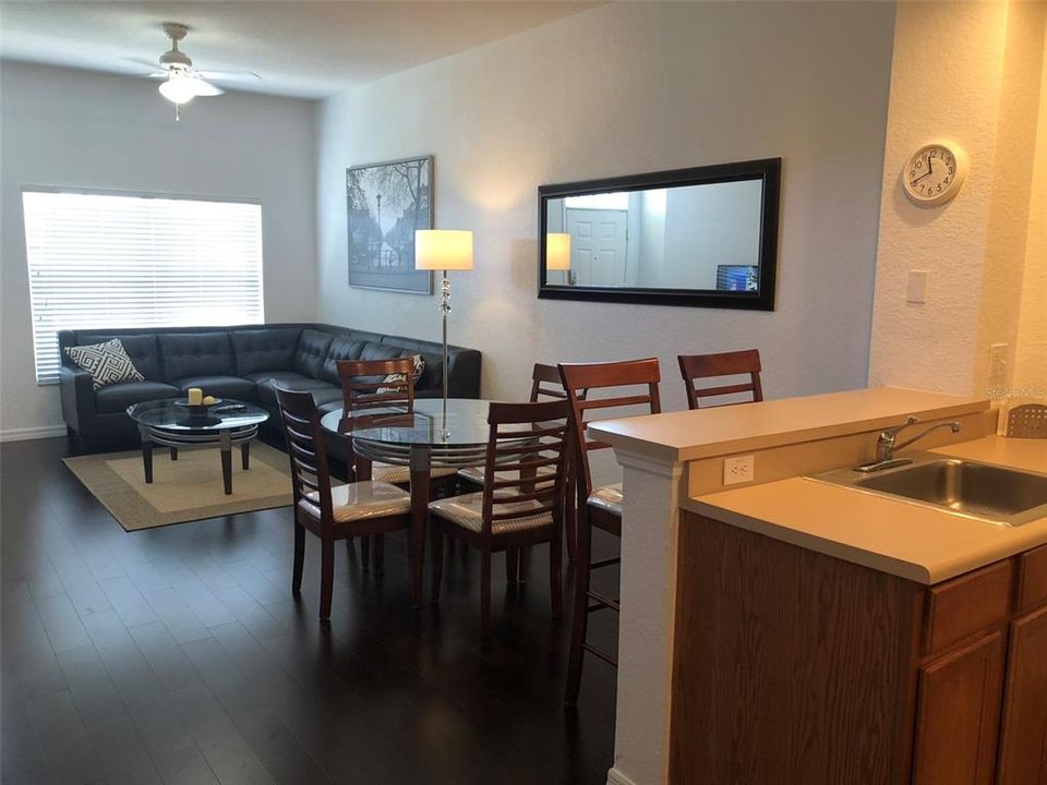 出租: $2,100 (3 贝兹, 2 浴室, 1296 平方英尺)