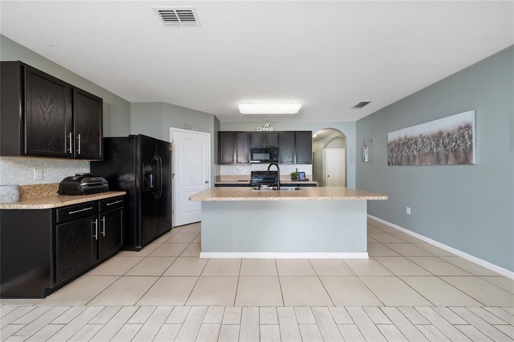 待售: $400,000 (4 贝兹, 2 浴室, 1846 平方英尺)