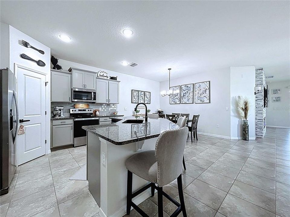 En Venta: $365,000 (3 camas, 2 baños, 1565 Pies cuadrados)