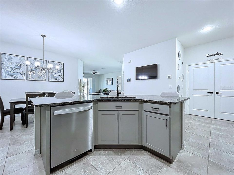 En Venta: $365,000 (3 camas, 2 baños, 1565 Pies cuadrados)