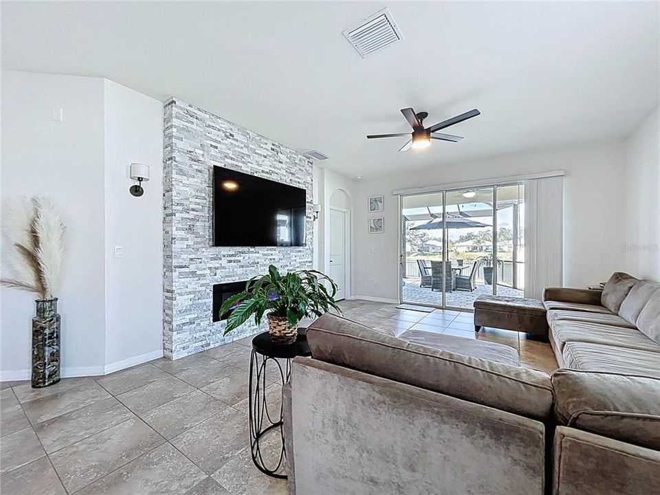 En Venta: $365,000 (3 camas, 2 baños, 1565 Pies cuadrados)