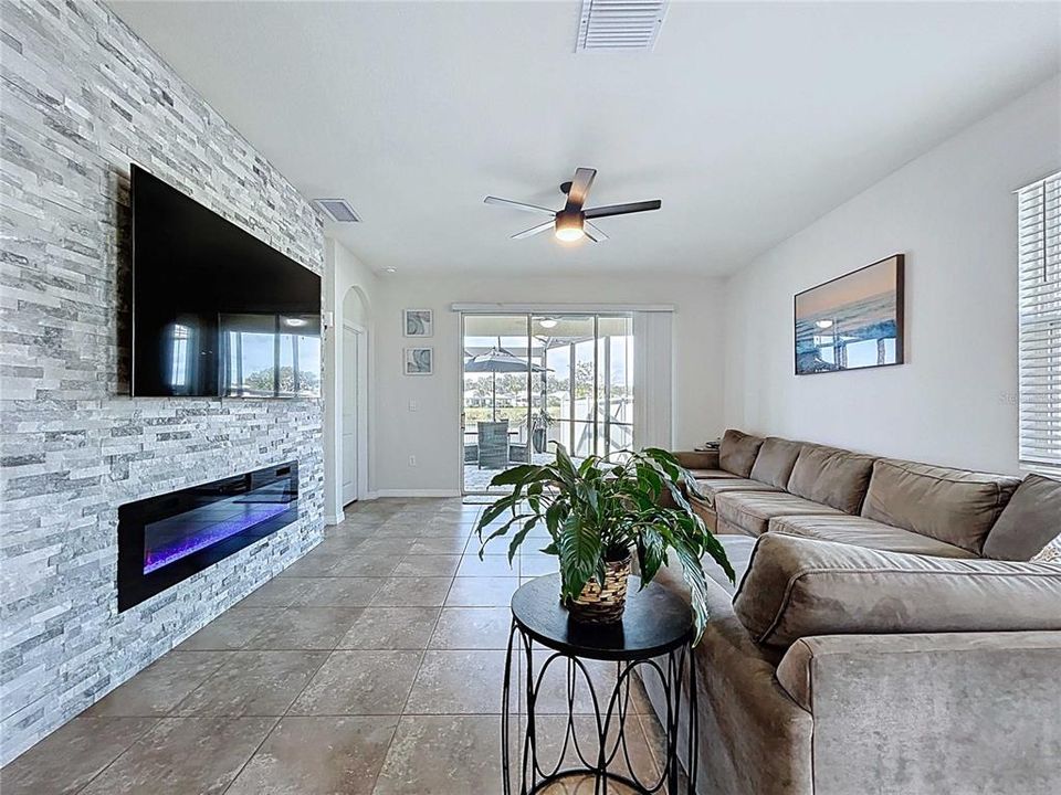 En Venta: $365,000 (3 camas, 2 baños, 1565 Pies cuadrados)