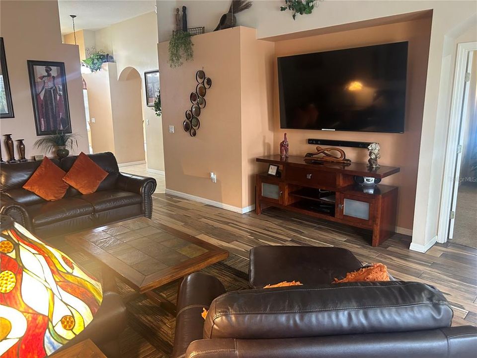 For Sale: $390,000 (4 beds, 3 baths, 1833 Square Feet)