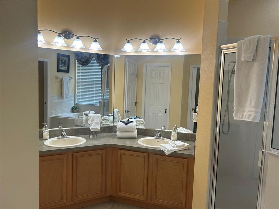 For Sale: $390,000 (4 beds, 3 baths, 1833 Square Feet)