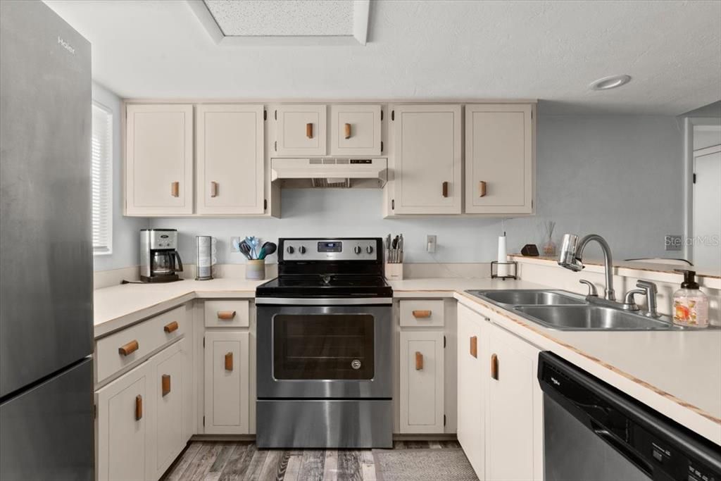 For Sale: $200,000 (2 beds, 2 baths, 1165 Square Feet)