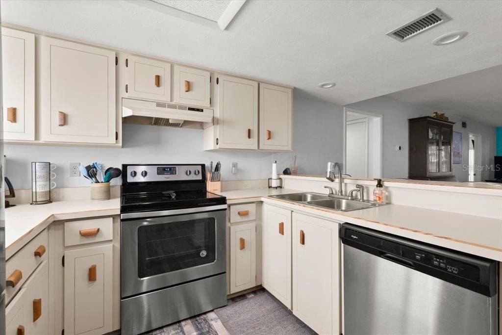 For Sale: $200,000 (2 beds, 2 baths, 1165 Square Feet)