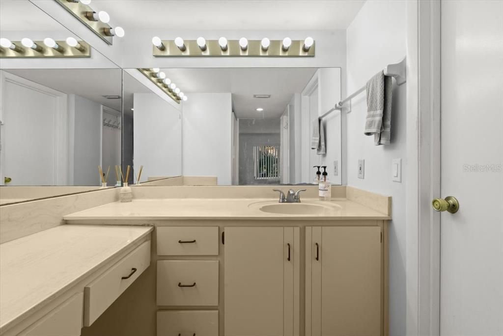 For Sale: $200,000 (2 beds, 2 baths, 1165 Square Feet)