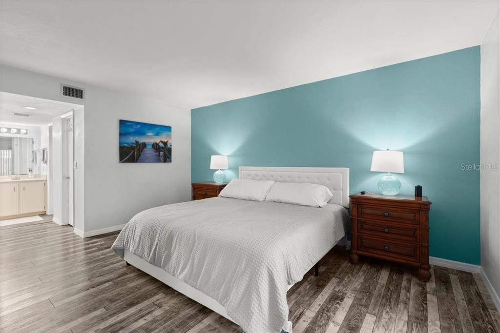 For Sale: $200,000 (2 beds, 2 baths, 1165 Square Feet)