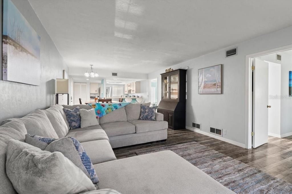 For Sale: $200,000 (2 beds, 2 baths, 1165 Square Feet)