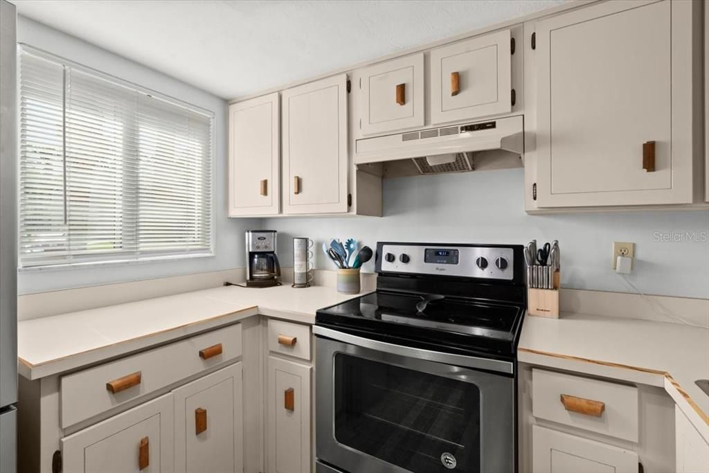 For Sale: $200,000 (2 beds, 2 baths, 1165 Square Feet)