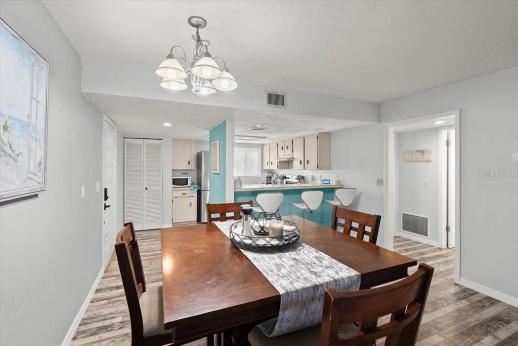 For Sale: $200,000 (2 beds, 2 baths, 1165 Square Feet)