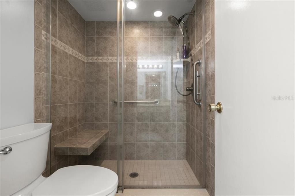 For Sale: $200,000 (2 beds, 2 baths, 1165 Square Feet)