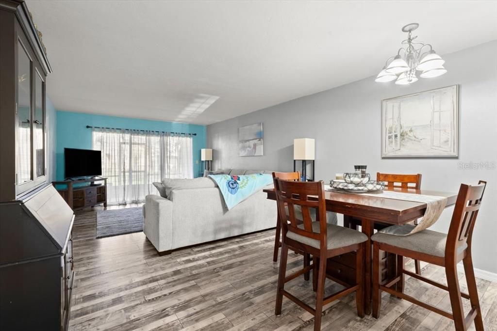 For Sale: $200,000 (2 beds, 2 baths, 1165 Square Feet)