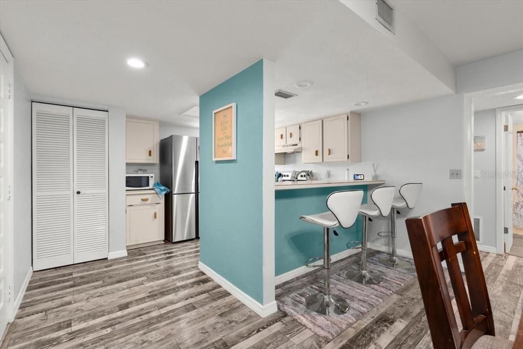 For Sale: $200,000 (2 beds, 2 baths, 1165 Square Feet)