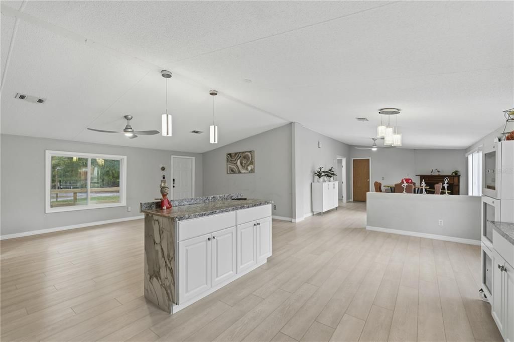 На продажу: $300,000 (4 спален, 2 ванн, 1782 Квадратных фут)