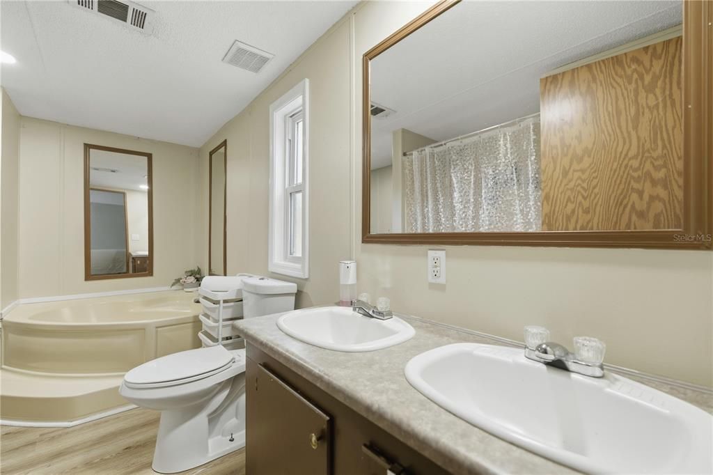 На продажу: $300,000 (4 спален, 2 ванн, 1782 Квадратных фут)