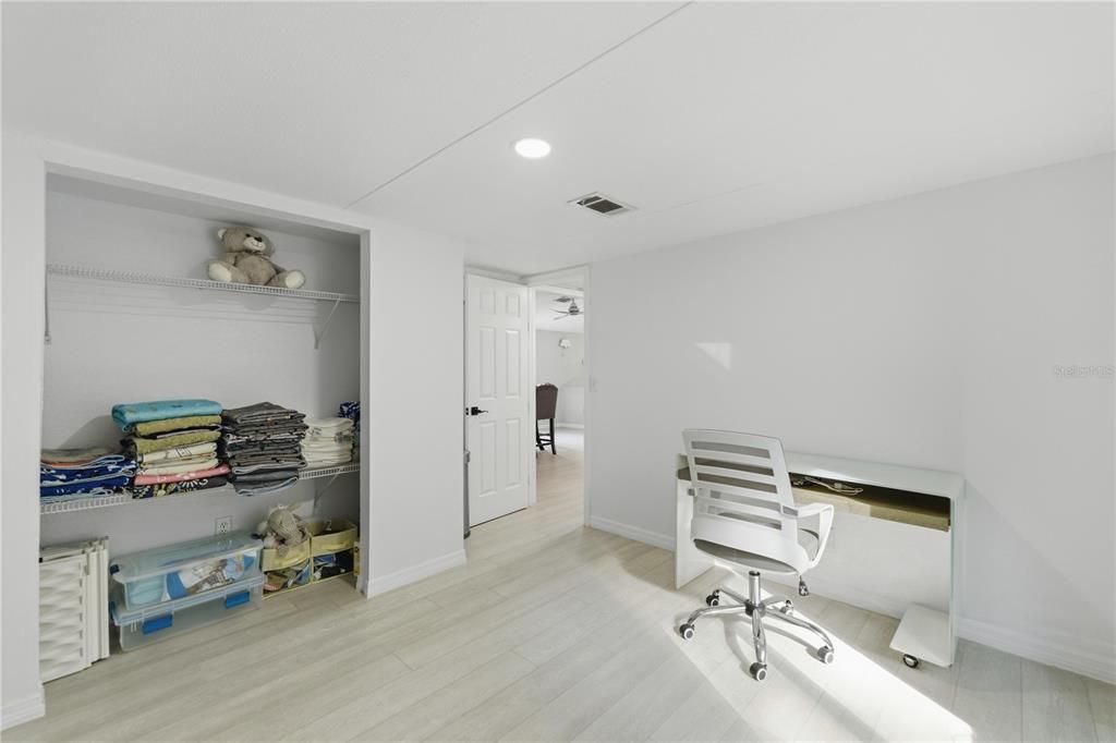 На продажу: $300,000 (4 спален, 2 ванн, 1782 Квадратных фут)