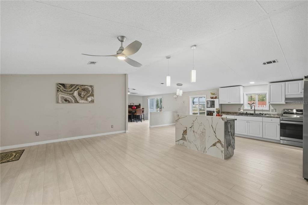 На продажу: $300,000 (4 спален, 2 ванн, 1782 Квадратных фут)