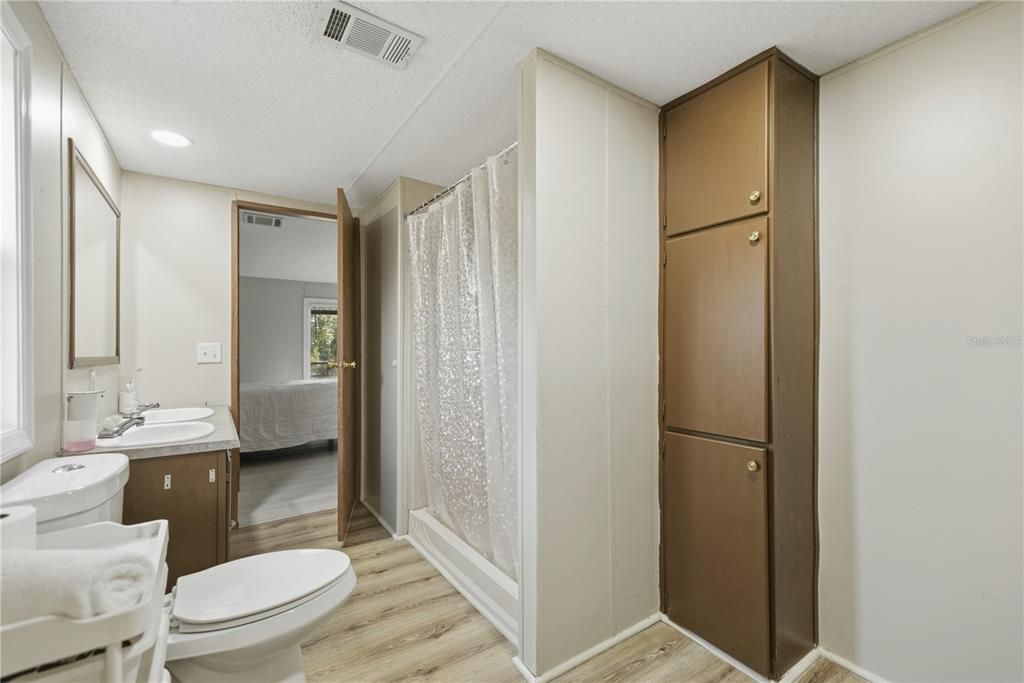 На продажу: $300,000 (4 спален, 2 ванн, 1782 Квадратных фут)