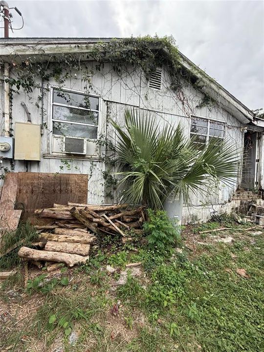 Active With Contract: $170,000 (3 beds, 1 baths, 910 Square Feet)