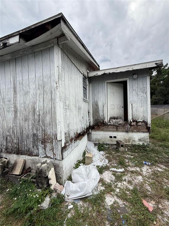 Active With Contract: $170,000 (3 beds, 1 baths, 910 Square Feet)