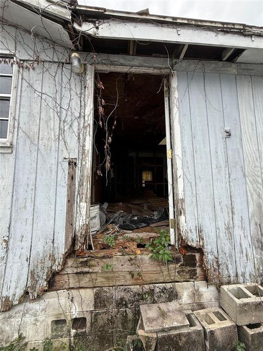 Active With Contract: $170,000 (3 beds, 1 baths, 910 Square Feet)