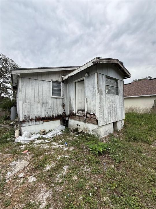 Active With Contract: $170,000 (3 beds, 1 baths, 910 Square Feet)