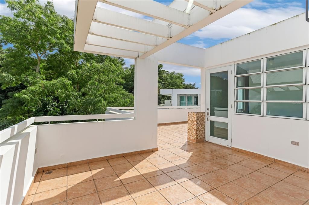 Под контрактом: $382,000 (3 спален, 3 ванн, 2000 Квадратных фут)