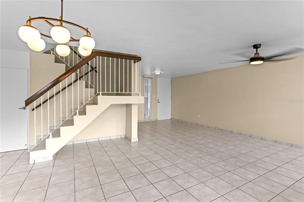 Под контрактом: $382,000 (3 спален, 3 ванн, 2000 Квадратных фут)