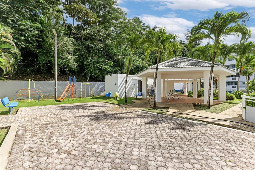 Под контрактом: $382,000 (3 спален, 3 ванн, 2000 Квадратных фут)