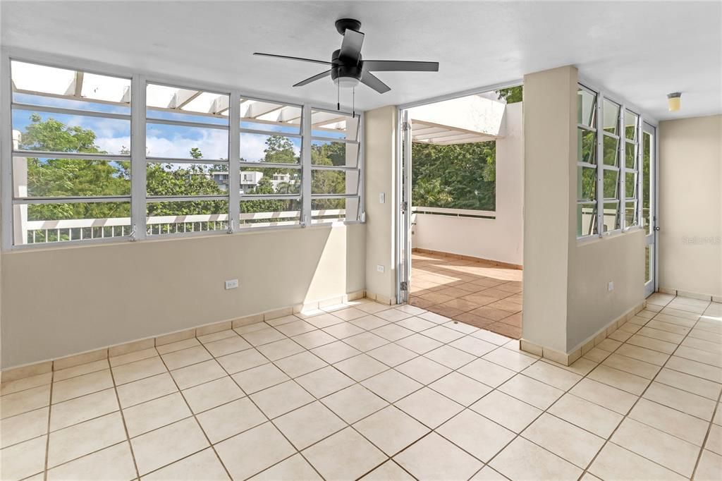 Под контрактом: $382,000 (3 спален, 3 ванн, 2000 Квадратных фут)