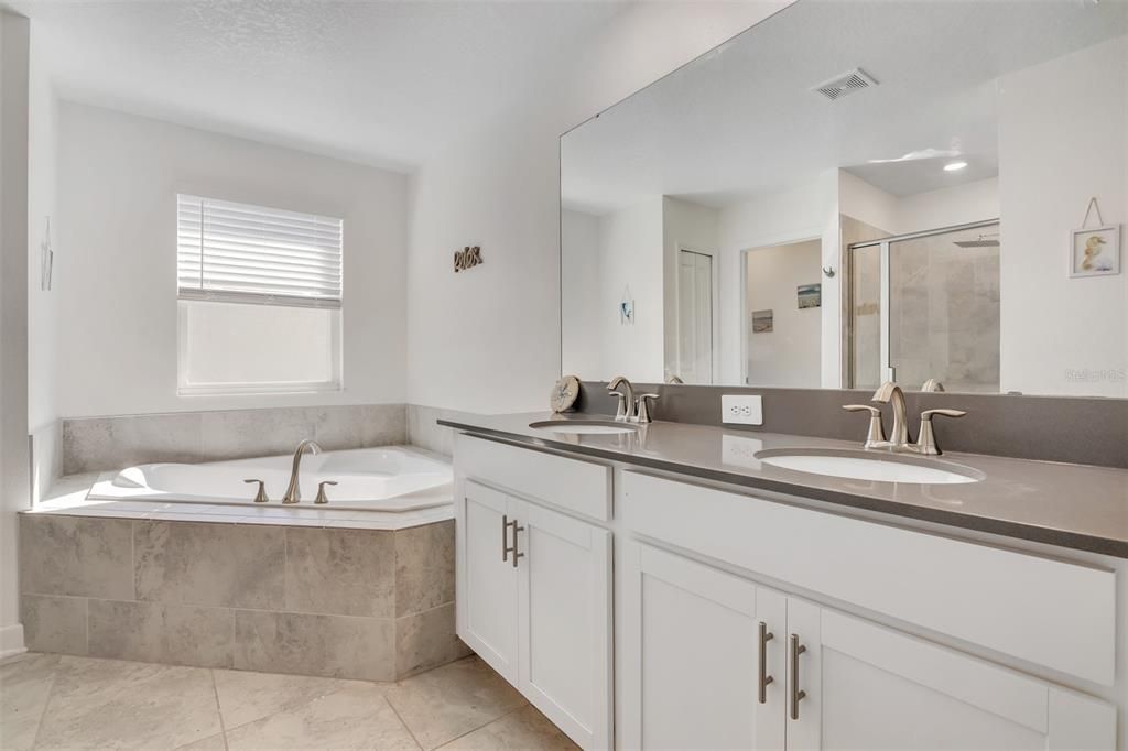 For Sale: $550,000 (5 beds, 3 baths, 2452 Square Feet)