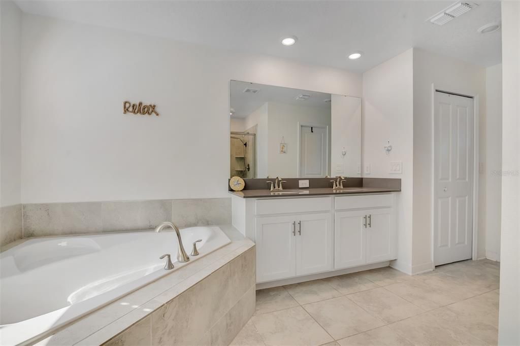 For Sale: $550,000 (5 beds, 3 baths, 2452 Square Feet)