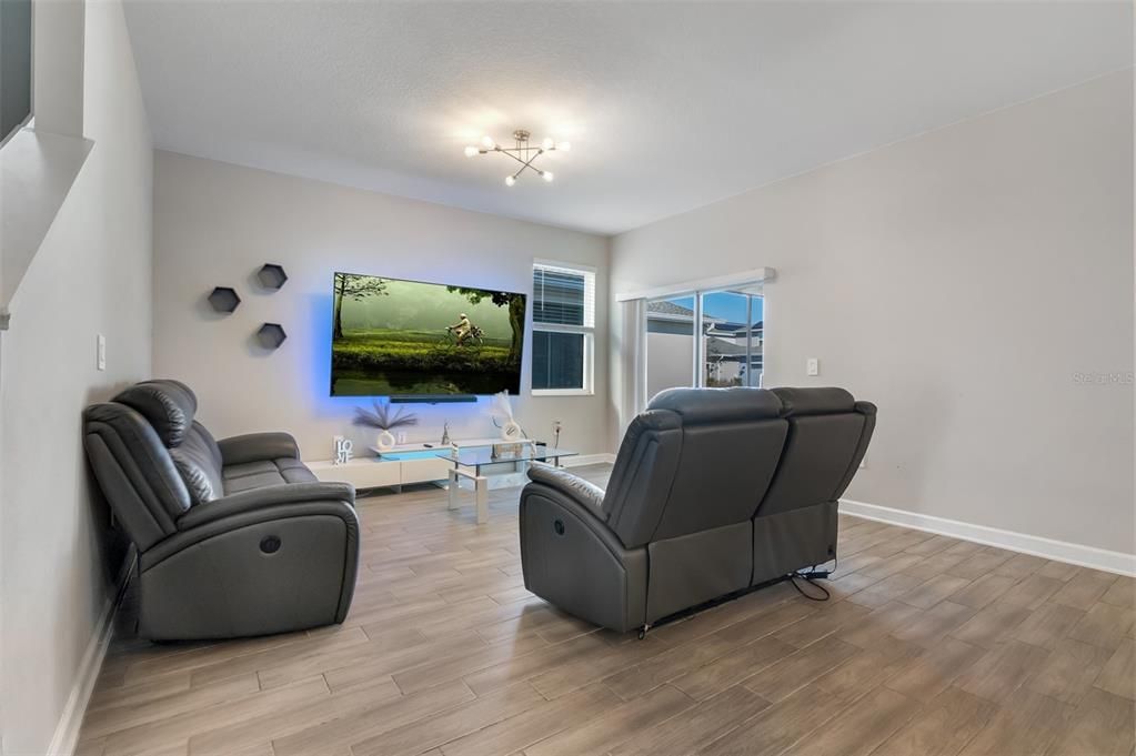 For Sale: $550,000 (5 beds, 3 baths, 2452 Square Feet)