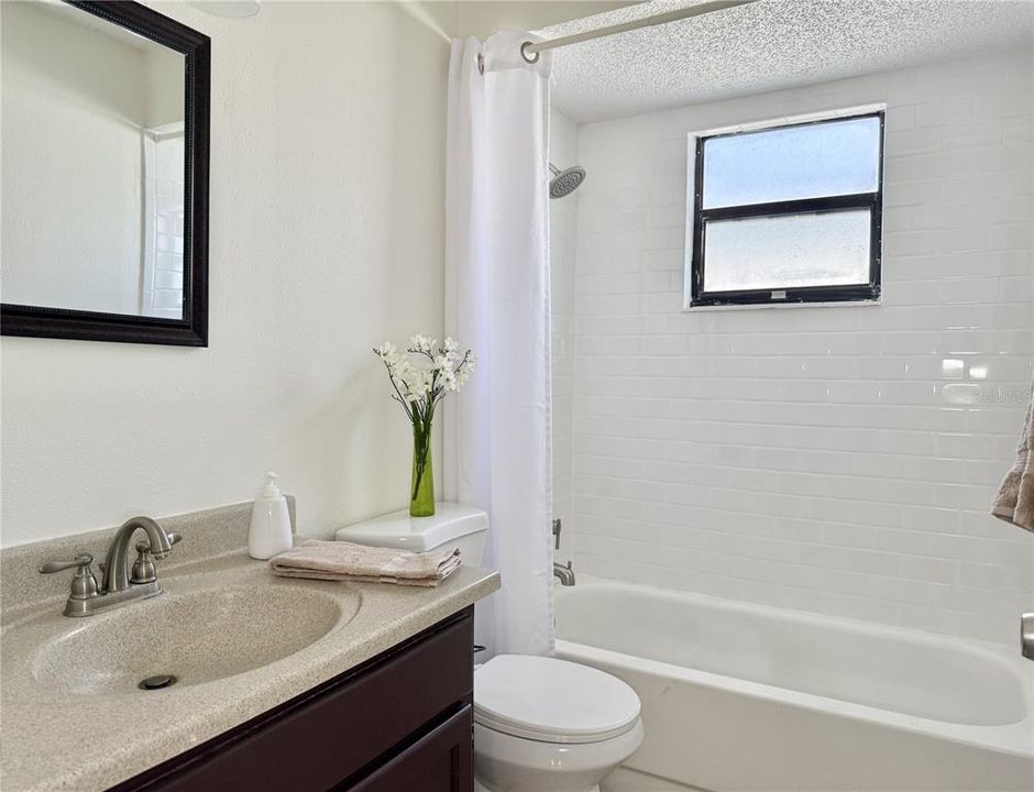 合同活跃: $205,000 (2 贝兹, 1 浴室, 785 平方英尺)