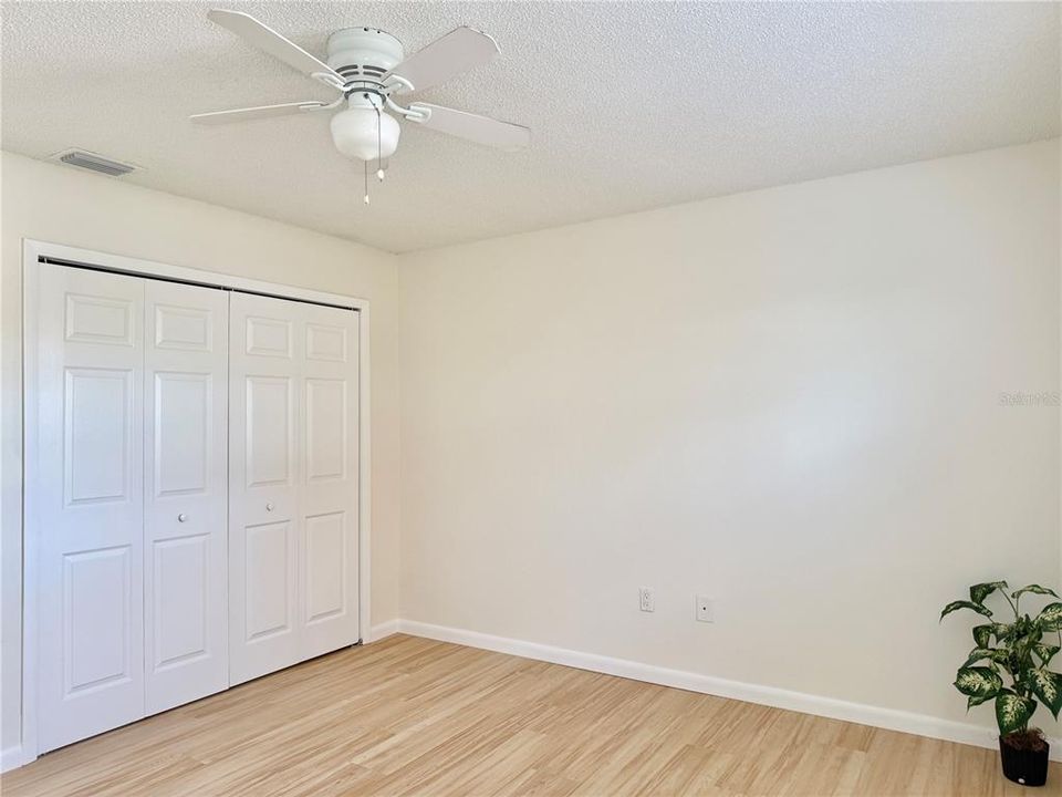 合同活跃: $205,000 (2 贝兹, 1 浴室, 785 平方英尺)