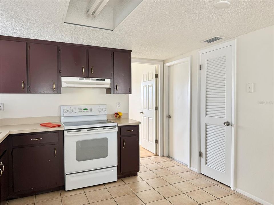 合同活跃: $205,000 (2 贝兹, 1 浴室, 785 平方英尺)