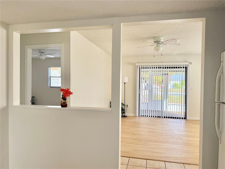 合同活跃: $205,000 (2 贝兹, 1 浴室, 785 平方英尺)