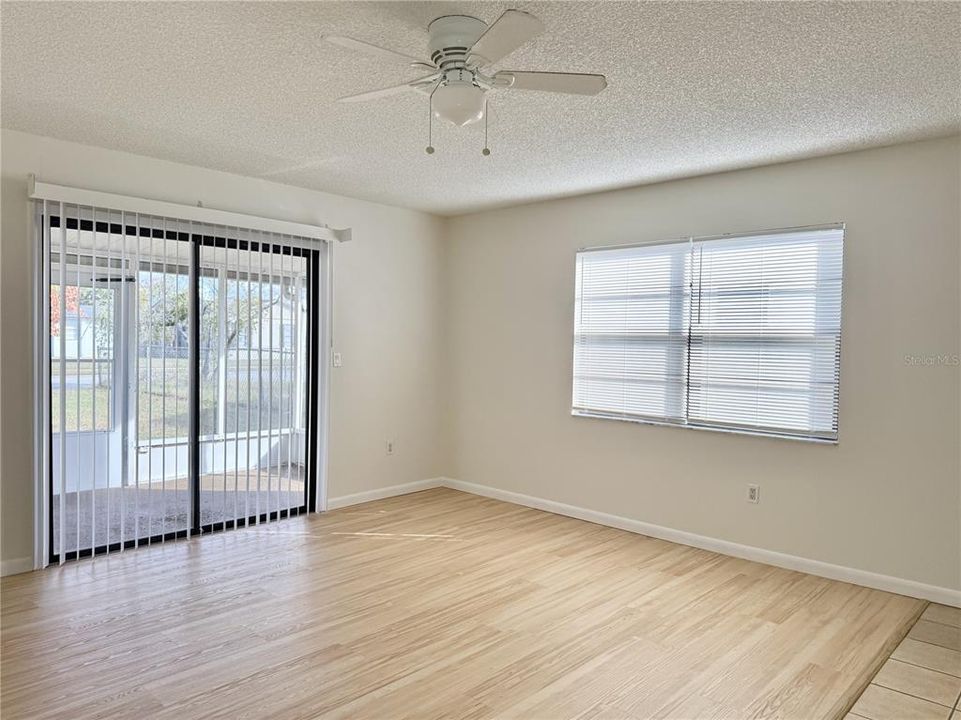 合同活跃: $205,000 (2 贝兹, 1 浴室, 785 平方英尺)