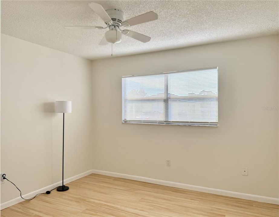 合同活跃: $205,000 (2 贝兹, 1 浴室, 785 平方英尺)