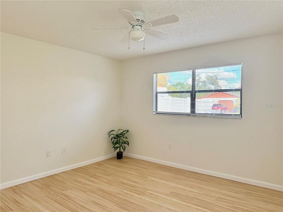 合同活跃: $205,000 (2 贝兹, 1 浴室, 785 平方英尺)