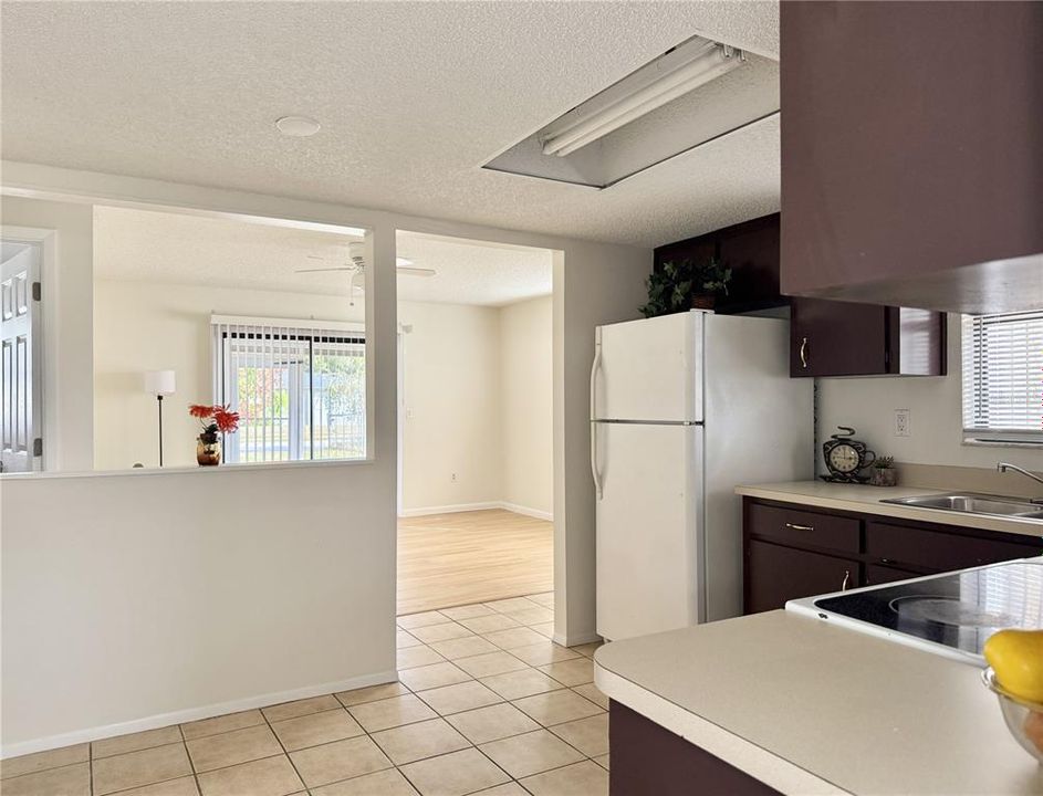 合同活跃: $205,000 (2 贝兹, 1 浴室, 785 平方英尺)