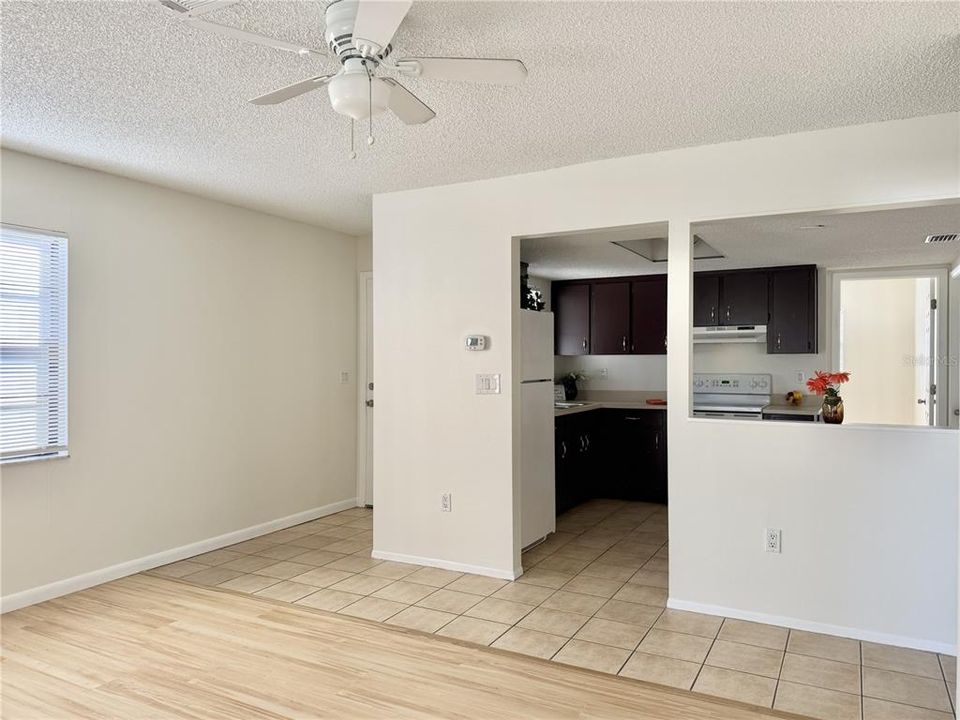 合同活跃: $205,000 (2 贝兹, 1 浴室, 785 平方英尺)