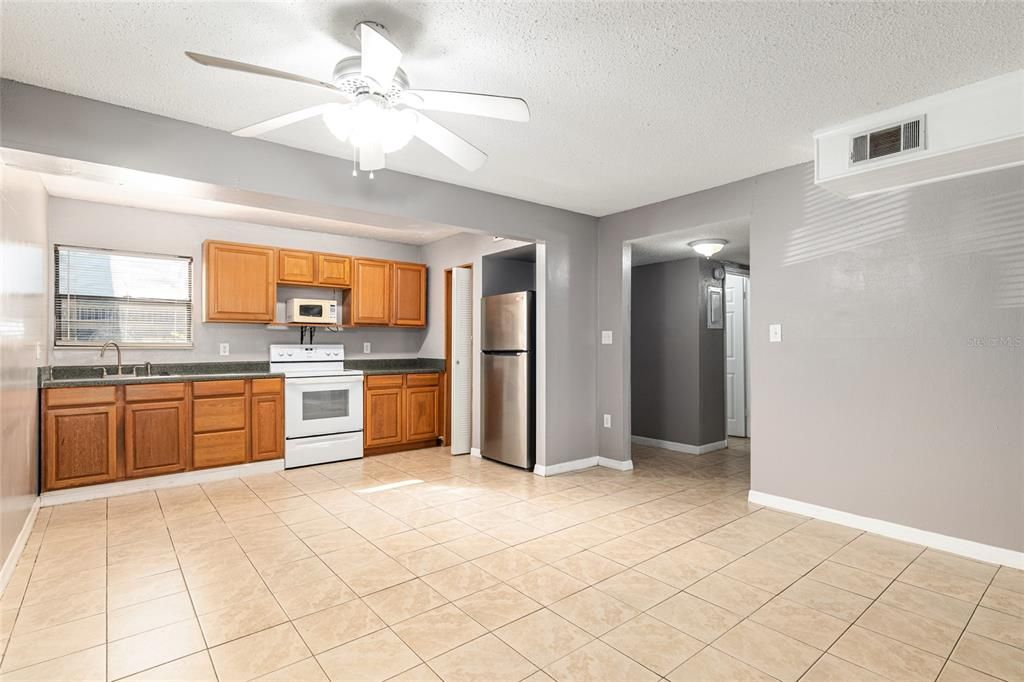 Active With Contract: $74,900 (2 beds, 1 baths, 876 Square Feet)