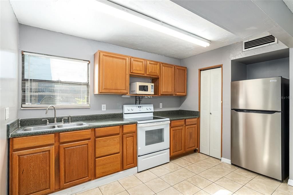 Active With Contract: $74,900 (2 beds, 1 baths, 876 Square Feet)