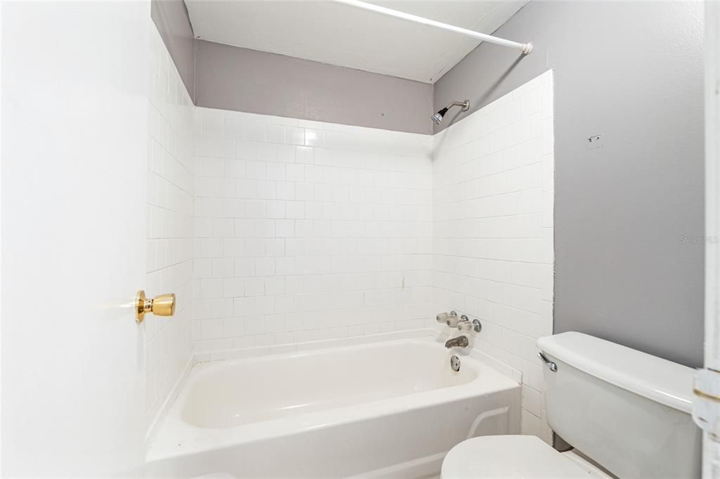 Active With Contract: $74,900 (2 beds, 1 baths, 876 Square Feet)