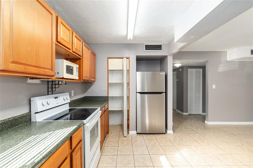 Active With Contract: $74,900 (2 beds, 1 baths, 876 Square Feet)