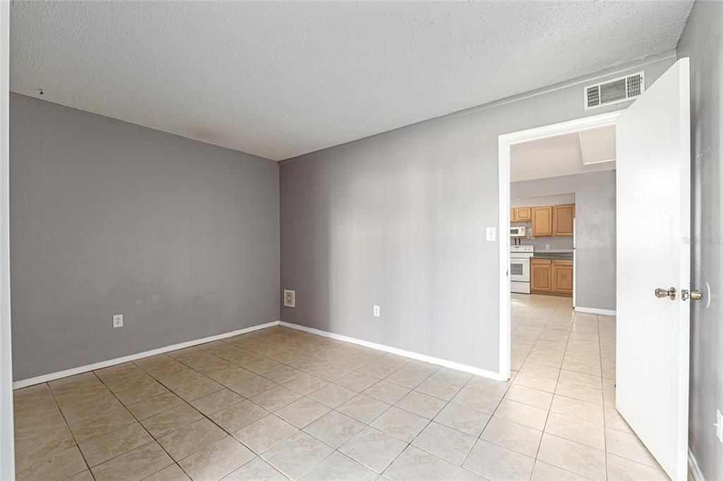 Active With Contract: $74,900 (2 beds, 1 baths, 876 Square Feet)