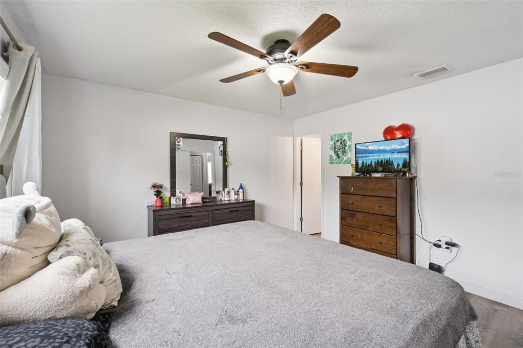 For Sale: $365,000 (3 beds, 2 baths, 1148 Square Feet)